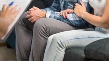 Diplomerad anhörigterapeut utbildning med två personer sittandes på en soffa